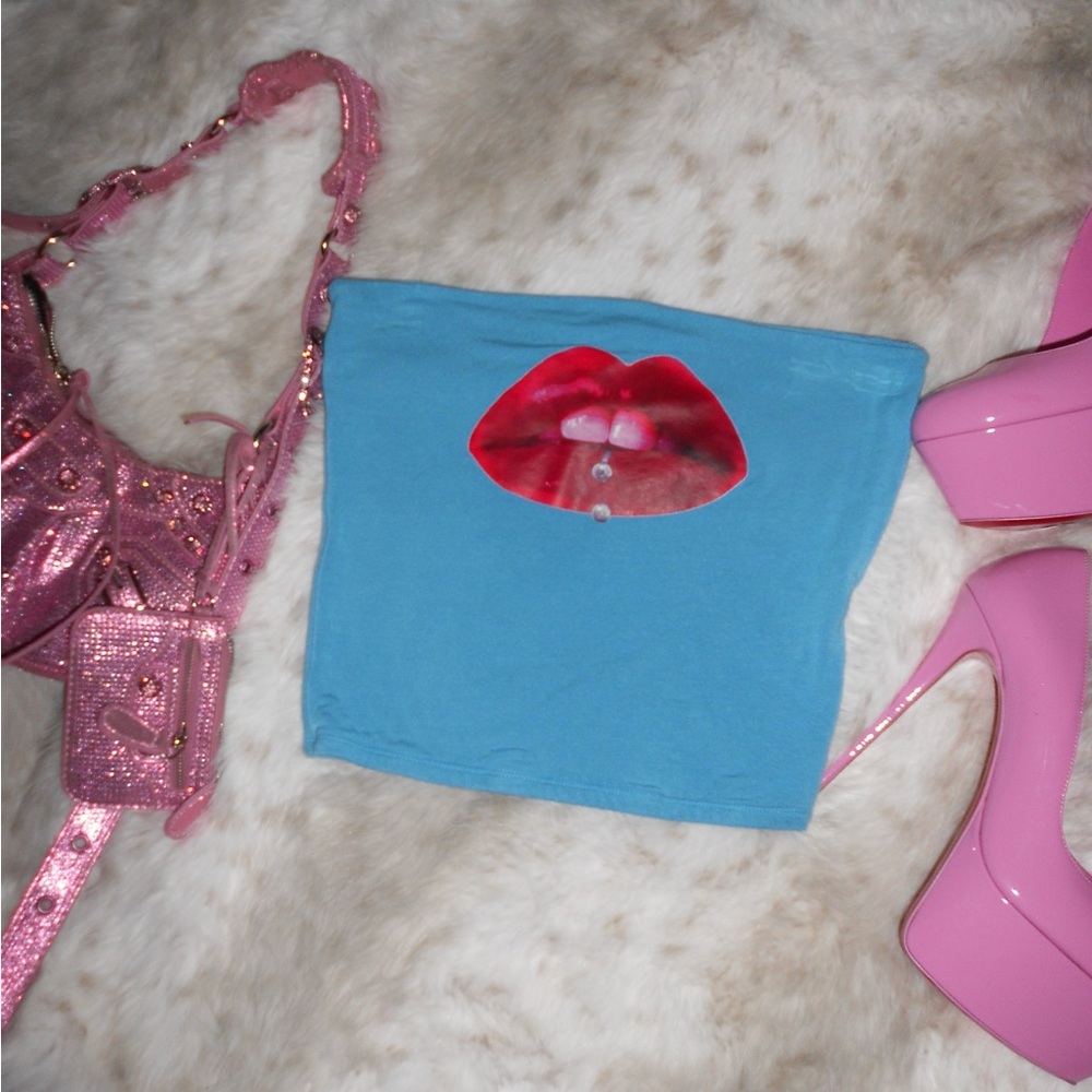 OMIGHTY Blue Tube Top with Red Lips Graphic
